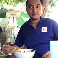 บรรยากาศ อิ่มเส้นริมโค้ง ก๋วยเตี๋ยวไก่ ข้าวซอย