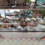 บรรยากาศ ร้านข้าวแกงพี่แดง