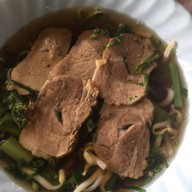 ร้านก๋วยเตี๋ยวหมูเลียงเจ๊แก หนองบัว จันทบุรี