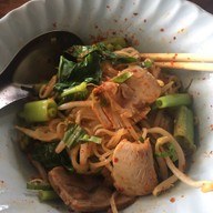 ร้านก๋วยเตี๋ยวหมูเลียงเจ๊แก หนองบัว จันทบุรี