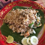 เมนูของร้าน เจ้าเงาะตำแหลกกะเพราถาด