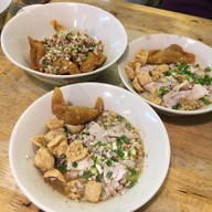 เมนูของร้าน ก๋วยเตี๋ยวตรอกโรงหมู ซอยสุกร