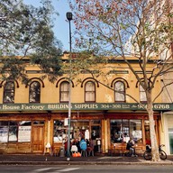 หน้าร้าน Two Sis & Co.