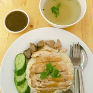 ไก่บ้านต้มน้ำปลา จ่าตุ๊ สาขา3 หน้าซีเจ มอร์ (สุภาพงษ์1แยก3-3)