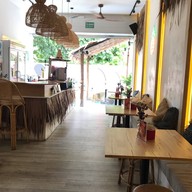 บรรยากาศ Saucey Chicken and Beer Bomb