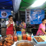บรรยากาศ ยาใจ หมูจิ้มจุ่มพม่าไม้ละ 1 บาท