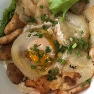 เมนูของร้าน ก๋วยเตี๋ยวคั่วไก่แอน ห้าแยกพลับพลาไชย อัมรินทร์พลาซ่า