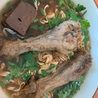 เมนูของร้าน ก๋วยเตี๋ยวเป็ดตุ๋น เจ้าเก่าหนองมน