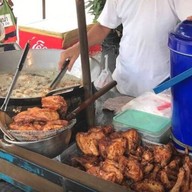 ไก่ทอด ประชาสงเคราะห์30 ห้วยขวาง อยู่ปากทางเข้าสนามกีฬาข้างร้านน้ำปั่น ร้านขนมรังผึ้ง