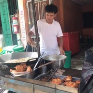 ไก่ทอด ประชาสงเคราะห์30 ห้วยขวาง อยู่ปากทางเข้าสนามกีฬาข้างร้านน้ำปั่น ร้านขนมรังผึ้ง