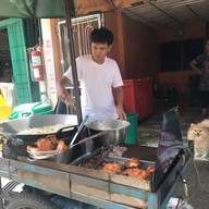 ไก่ทอด ประชาสงเคราะห์30 ห้วยขวาง อยู่ปากทางเข้าสนามกีฬาข้างร้านน้ำปั่น ร้านขนมรังผึ้ง