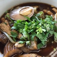 เมนูของร้าน ก๋วยจั๊บโบราณ ตลาดเก่าจันทบูร
