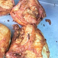 ไก่ทอด ประชาสงเคราะห์30 ห้วยขวาง อยู่ปากทางเข้าสนามกีฬาข้างร้านน้ำปั่น ร้านขนมรังผึ้ง