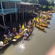 ตลาด 100 ปี บ้านลาดชะโด