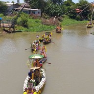 ตลาด 100 ปี บ้านลาดชะโด