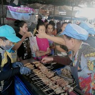 บรรยากาศ หมูปิ้งดินแดงปากซอย 9