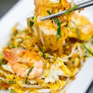 ผัดไทยกุ้งสด ไทยอาคาร