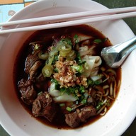 เมนูของร้าน ร้านก๋วยเตี๋ยวอิ่มอร่อย แยกพระยืน
