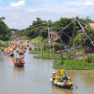 ตลาด 100 ปี บ้านลาดชะโด