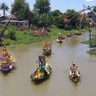 ตลาด 100 ปี บ้านลาดชะโด