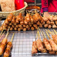 ไส้กรอก ท่ายาง  แม่บุญถม ตลาดท่ายาง