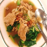 เมนูของร้าน ราดหน้าไฟแดง ครัวอัปสร เอกมัย เสรีมาร์เก็ต