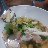 เมนูของร้าน สหชัย บะหมี่เกี๊ยวปู หมูแดง