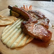 White Wall Riverfront Café