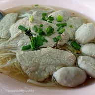 ก๋วยเตี๋ยวเนื้อ โกอ้วน ตลาดโต้รุ่งหัวหิน