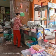 หน้าร้าน ก๋วยเตี๋ยวเจ๊นิ ริมน้ำ เจ้าเก่า