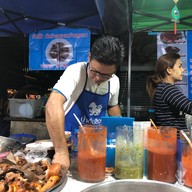 บรรยากาศ ยาใจ หมูจิ้มจุ่มพม่าไม้ละ 1 บาท
