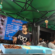 บรรยากาศ ยาใจ หมูจิ้มจุ่มพม่าไม้ละ 1 บาท