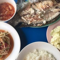 ส้มตำวรรณไก่ทอด