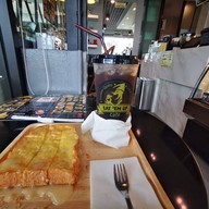 EAT 'EM UP CAFE ลำลูกกาคลอง2