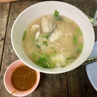 ข้าวต้มหัวปลา (เจ้าเก่าจากตลาดนางลิ้นจี่)