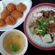 คุณอ๋า ข้าวต้มแห้ง ข้าวต้มปลา โชคชัย4 ซอย 90