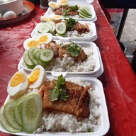 ร้านข้าวหมูทอดพี่หนวด