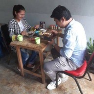ร้านข้าวหมูทอดพี่หนวด