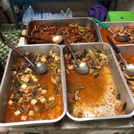 บรรยากาศ ชัยพฤติข้าวแกงไก่กรอบ