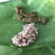 เมนูของร้าน เนื้อทอดอาลีสูตรเด็ดอิสลาม (สาขาธรรมศาสตร์ท่าพระจันทร์) ใช้วัสดุเป็นมิตรต่อสิ่งแวดล้อม ปราศจากผงชูรส