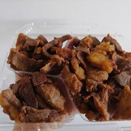 เนื้อทอดอาลีสูตรเด็ดอิสลาม (สาขาธรรมศาสตร์ท่าพระจันทร์) ใช้วัสดุเป็นมิตรต่อสิ่งแวดล้อม ปราศจากผงชูรส