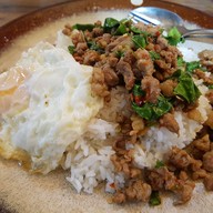 เมนูของร้าน มิสเตอร์แดง (แฮปปี้แลนด์) กะเพราแท้ ผัดไทย ข้าวคลุกกะปิ เล้งแซ่บ