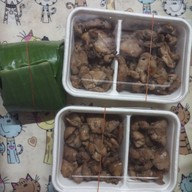 เมนูของร้าน เนื้อทอดอาลีสูตรเด็ดอิสลาม (สาขาธรรมศาสตร์ท่าพระจันทร์) ใช้วัสดุเป็นมิตรต่อสิ่งแวดล้อม ปราศจากผงชูรส