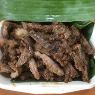 เนื้อทอดอาลีสูตรเด็ดอิสลาม (สาขาธรรมศาสตร์ท่าพระจันทร์) ใช้วัสดุเป็นมิตรต่อสิ่งแวดล้อม ปราศจากผงชูรส