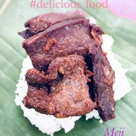 เมนูของร้าน เนื้อทอดอาลีสูตรเด็ดอิสลาม (สาขาธรรมศาสตร์ท่าพระจันทร์) ใช้วัสดุเป็นมิตรต่อสิ่งแวดล้อม ปราศจากผงชูรส