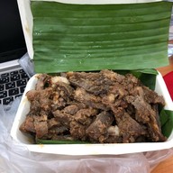 เมนูของร้าน เนื้อทอดอาลีสูตรเด็ดอิสลาม (สาขาธรรมศาสตร์ท่าพระจันทร์) ใช้วัสดุเป็นมิตรต่อสิ่งแวดล้อม ปราศจากผงชูรส