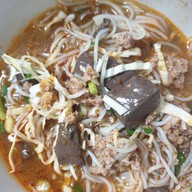 เมนูของร้าน น้ำเงี้ยวป้าสุข ก๋วยเตี๋ยว 12 ปันนา สีลม