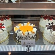 Eat Me Bakery The Mall Korat เดอะมอลล์ นครราชสีมา ชั้น 1หลังน้ำตกหน้าลิฟท์ก่อนถึงศูนย์อาหาร