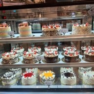 Eat Me Bakery The Mall Korat เดอะมอลล์ นครราชสีมา ชั้น 1หลังน้ำตกหน้าลิฟท์ก่อนถึงศูนย์อาหาร