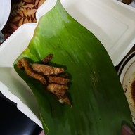 เนื้อทอดอาลีสูตรเด็ดอิสลาม (สาขาธรรมศาสตร์ท่าพระจันทร์) ใช้วัสดุเป็นมิตรต่อสิ่งแวดล้อม ปราศจากผงชูรส